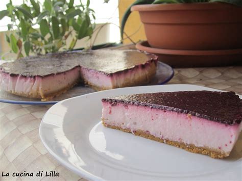 Bastano solo 20 minuti di riposo in freezer ed è pronto da gustare. Dolci al cucchiaio: Torta fredda allo yogurt alle more