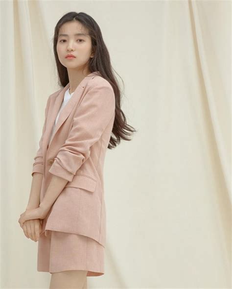 하나는 무슨 연기를 해도 기본적으로 위엄이 있고, 그리고 또 한가지는 자연스럽다. 김태리 프론트로우 화보 : 네모판