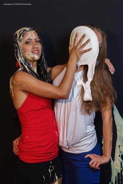 .takes pie in the face, there are some pitfalls in this game, such as surprise pie, that means which, at various times, the loser is surprised by one more bonus pie this was one of the epic episodes of our production, with the girls very funny and fun, in a fierce and very messy competition, lasting 47 minutes. WAM Photography
