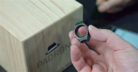 The ring lets you work exactly like you had an unlimited touchpad on your desk and it's worn on the index finger of either the left or right hand. CES 2019 Padrone: kleiner Mausersatz im Hands-on