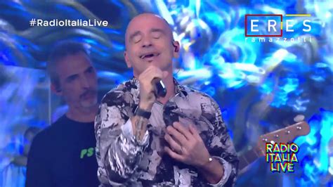 Han växte upp i utkanterna av roms cinecittà (italiens svar på hollywood) och. Piu bella cosa - Eros Ramazzotti (RadioItalia Live 2020 ...