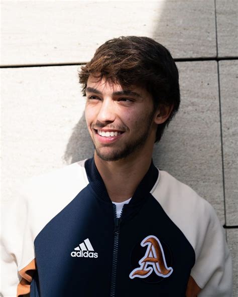 He received the no.7 shirt which was previously worn by. Cláudio Ramos analisa mudança de imagem de João Félix ...