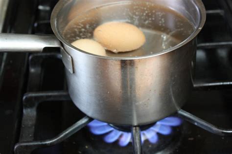 Si lo pones en agua caliente, la yema en la galería de imágenes te mostramos el paso a paso de cómo cocer y pelar un huevo. Como Cocinar un Huevo Duro - Recetas y Cocina - Taringa!