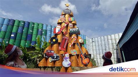 Sementara hiasan bambu berupa bunga hidup beserta daunnya. Pohon Natal Dari Ranting Bambu - Pohon Natal selamatkan ...