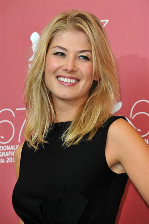 Born on january 27, 1979 in london, england, actress rosamund mary elizabeth pike is the only child of a classical violinist mother, caroline (friend), and. Rosamund Pike Bond Girl