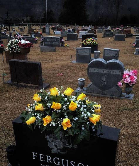 Watch cnn streaming channels featuring anderson cooper, classic larry king interviews, and feature shows covering travel, culture and global news. Headstone saddle cemetery flowers saddle grave decoration ...