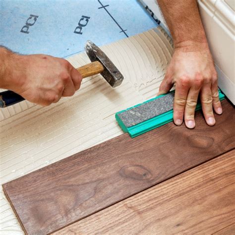 Das sortiment bietet mit vier holzarten der feuchtigkeit die stirn. Parkett ist auch im Badezimmer drin - ENERGIE-FACHBERATER