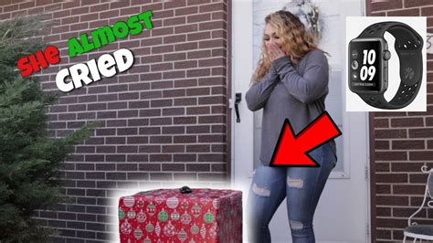 Express love with anniversary gifts for girlfriend like flowers & cakes, fashion, etc. CHRISTMAS SURPRISE GIFT ON GIRLFRIEND | PRANK - YouTube