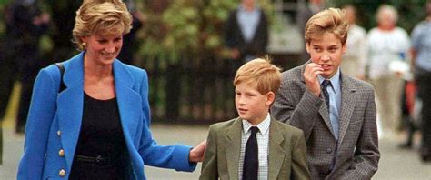 Prins harry forklarte også at han er skuffet over sin far, og at han føler seg sviktet. Princes William and Harry Pay Tribute to Their Mother ...