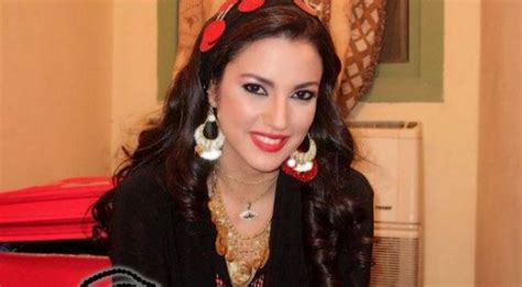 وكانت الفنانة التونسية دُرة زروق قد شاركت عبر حسابها على تطبيق انستغرام صوراً لها وهي ترتدي فستان الزفاف المطرز، نشرتها مجلة هاربرز بازار العربية وعلقت عليها في هذه. لاعب الأهلي المصري حسام غالي يحاول تعنيف مصوّر بسبب درة زروق!
