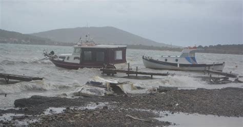 Ayvalık'ta midilli adası'na gitmek isteyen 24 düzensiz göçmen yakalandı. Ayvalık'ta şiddetli yağış ve lodos hayatı olumsuz etkiledi ...