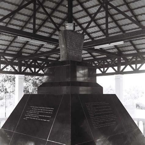 Batu bersurat di kedukan bukit, di palembang (683 m). Batu Bersurat Memorial (Terengganu Inscription Stone ...