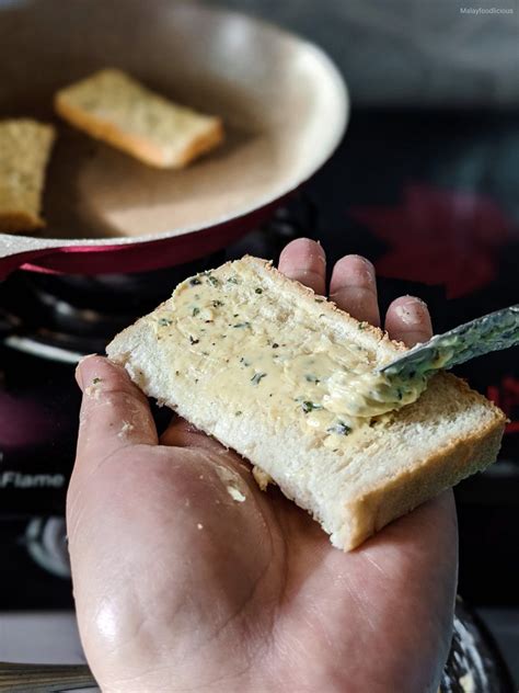 Layer the mozzarella slices over the top and then place another piece of bread on top to make the sandwich. Resipi Cheesy Garlic Bread Tarik, Sebiji Rasa Macam Makan ...