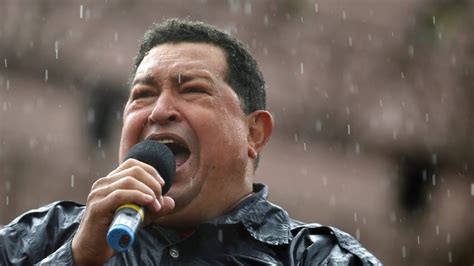 Soldado bolivariano, socialista y antiimperialista. Уго Чавес се изправя срещу млад претендент на изборите за ...