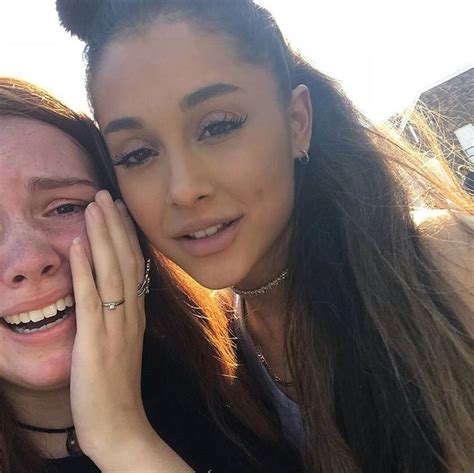 Sie ist nur 1,56 groß und begeistert die massen. Ariana with her fans