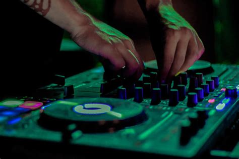 Apr 02, 2020 · wedding dj prices can be anywhere between $600 to $3000. How Much Does a DJ Cost in 2021? [Length / Type of Events ...