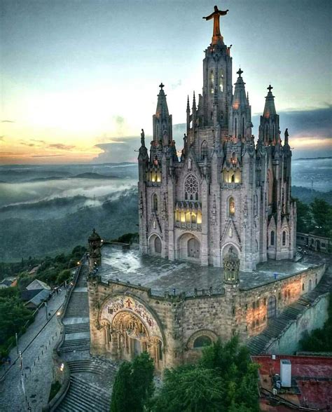 Барселона, Испания. | Религиозная архитектура, Красивые ...