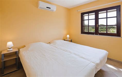 Vrijstaand, grotendeels in hout het comfortabele vakantiehuis is een voormalige wijnkelder, geheel gerenoveerd met behoud van de. Vakantiehuis - Algoz, Portugal - PTA003 | Novasol