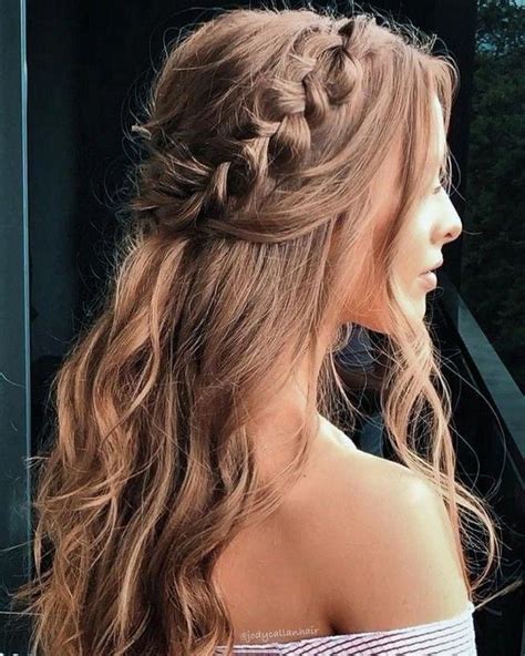 But first, don't forget the hair products, this style is impossible to copy with dry hair! Carefree Beach Curls Bun - 20 Best Celebrity Bun ...