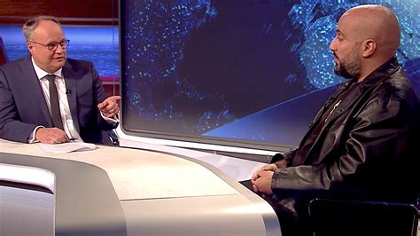 Das zdf berichtete bereits im heute journal am freitagabend über den angriff. 08.05.2020 - Oliver Welke & Abdelkarim - Angriff auf Team ...