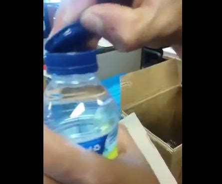 Berikut dibawah ini link terbaru yang bisa sobat kunjungi. Viral, Beredar Video Tutup Botol Aqua Aneh yang Bisa Dicungkil! : Okezone News