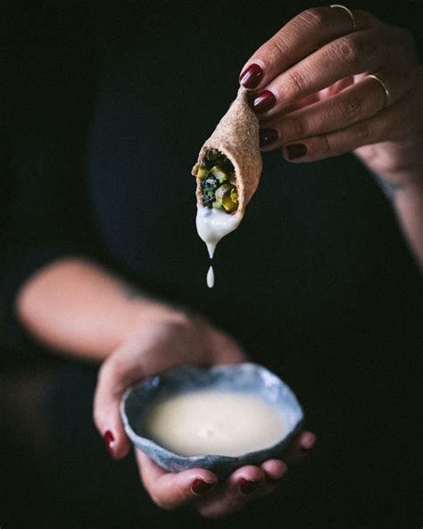 Un secondo piatto tipico della cucina argentina che farà impazzire tutti per il suo gusto speziato e deciso. Empanadas di asparagi al forno con fonduta di parmigiano ...