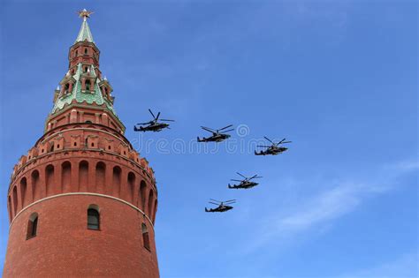 Gebruik de filters en vind die ene goede ticketdeal meteen. De Russische Militaire Vliegtuigen Vliegen In Vorming Over ...