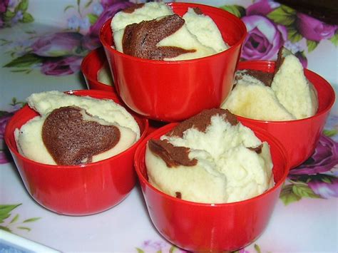 Remove mould from oven, and using a bamboo skewer, poke into the sponge cake and gently lift each kuih bahulu out. Resepi Kuih Bahulu Kukus Mekar