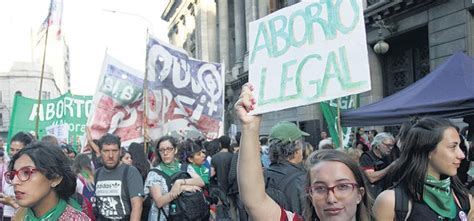 La legislación, que se remonta a 1921, contempla penas de cárcel de entre uno y cuatro años para aquellas mujeres que interrumpan su embarazo. Despenalización del aborto en Argentina: comenzó el debate ...