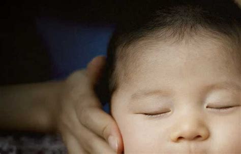 Misalnya berat rambut yang telah digundul adalah 1 gram, berarti sedekahnya adalah dengan 1 gram perak. Alasan rambut bayi tipis dan jarang - Penulis Cilik