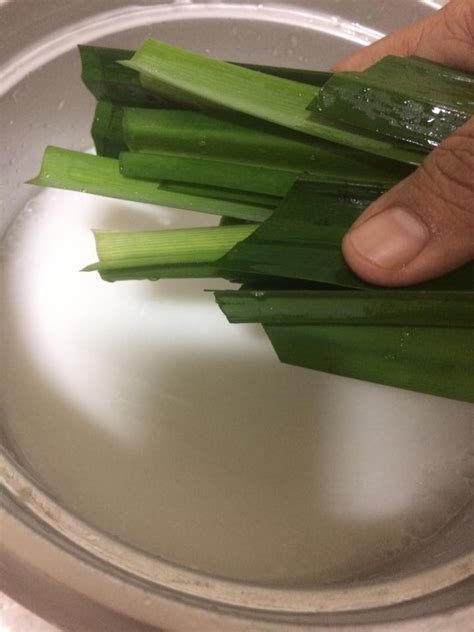 Basuh beras yang diletak dalam periuk nasi dan masukkan air serta santan , masukkan serai , halia , biji. Step-by-Step: Cara Masak Nasi Lemak Yang Mudah & Sedap ...