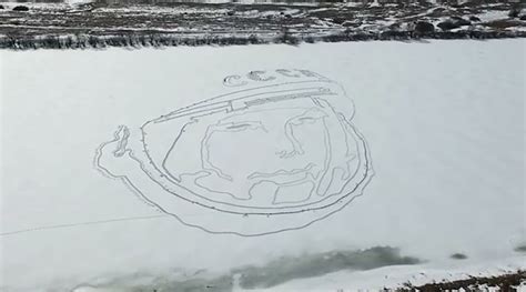 La veille du décollage, le taux de réussite du lancement de la fusée ne dépassait pas les 56%. Un portrait géant de Youri Gagarine a été dessiné sur un lac gelé en Russie (VIDEO) — RT en français