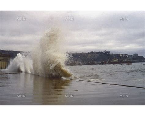 Последние твиты от el tiempo valparaíso (@eltiempovalpocl). Mal tiempo en la costa de Valparaíso, 1964 Fuente ...