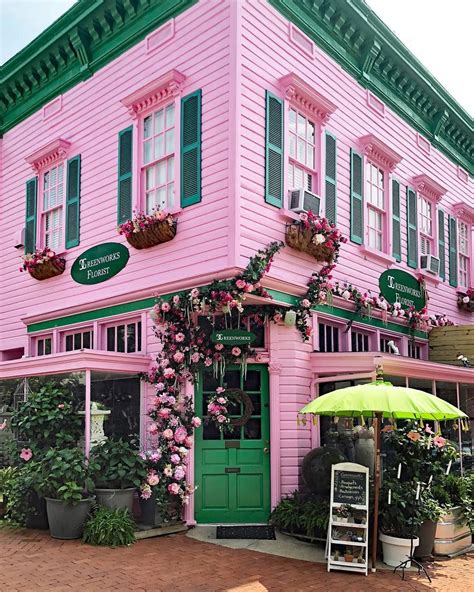 How do you evaluate the services? Pink and green corner store, climbing roses, fresh flowers ...