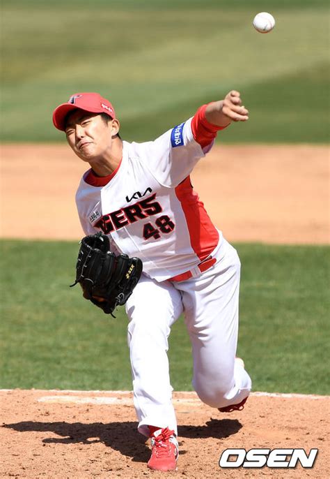 이의리는 광주 기아 챔피언스 필드에서 열린 '2021 신한은행 sol kbo 리그' ssg와 더블 헤더 2차전에 선발 등판해 5⅔이닝 10탈삼진 1피안타 무실점 역투를 펼쳤다. 특급루키 이의리 10K쇼..류현진도 못한 대기록 아깝게 불발 [오!쎈 ...