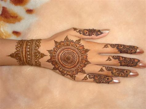 We have a wide variety of the latest tikki mehndi designs for hands to make this struggle easier for you. Gol Tikki Mehndi Designs For Back Hand Images / Most ...