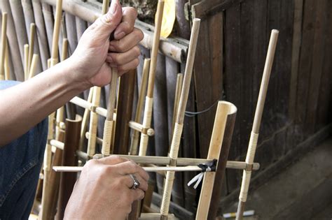 Alat musik suling bambu ini menjadi alat musik tradisional dari daerah pasundan,bahan untuk membuat alat musik ini pun sangat sederhana alat musik ini adalah alat musik tiup yang terbuat dari bambu tamiang, satu jenis bambu yang tipis dan berdiameter kecil sehingga cocok untuk. Perkembangan Angklung (Bambu) dan Musik Angklung Vol.1 | ANGKLUNG