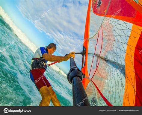 Todos los elementos se incorporan bien en el. Fordewind Jibing Agua Cristalina — Foto de stock © one100 ...
