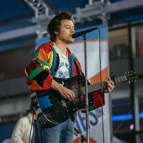 The release of cardigan also brought back a hoard of taylor swift and harry styles mega fans, known as haylors, who spent the weeks following the july album drop sharing their theories about. Harry Styles Cardigan : Harry Styles Cardigan Is Trending ...