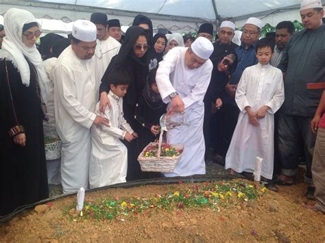 Ahmad zahid bin hamidi (lahir di bagan datoh, 4 januari 1953; "Arwah suami tak sempat cabut gigi, baru masuk bius ...