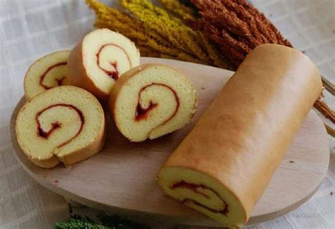 Roll cake atau swiss roll) adalah kue bolu yang dipanggang menggunakan loyang dangkal, diisi dengan selai atau krim mentega kemudian digulung. Resep Bolu Gulung Selai Strawberry - Resepedia