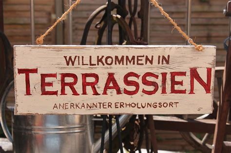 Bestellen sie gartenhäuser im fachhandel zu online preisen mit über 700 modellen! Schönes Schild für die Terrasse! | Sprüche garten ...