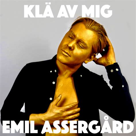 Älskar det goda i livet, tycker mindre om det tråkiga och lever därefter! Emil Assergård - Klä av mig Lyrics | Genius Lyrics