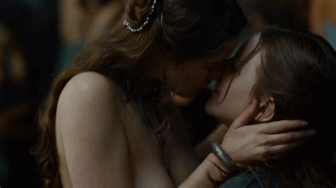 Early morning tribbing on milf pussy. Why Yara Greyjoy and Daenerys Targaryen would be the ...