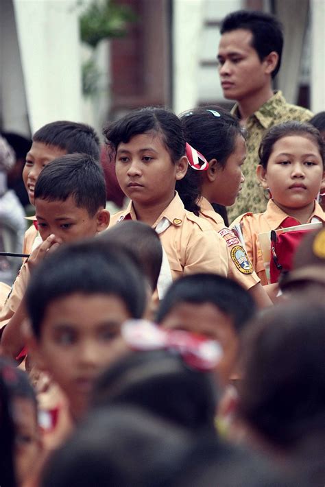 Lihat saja komposisi warna dan hasil goresannya. speedjunkie: Study tour anak-anak SD