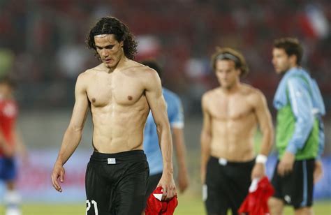 Last season his average was 0.23 goals per game, he scored 7 goals in 31 club matches. Edinson Cavani Y Su Mujer - WICOMAIL