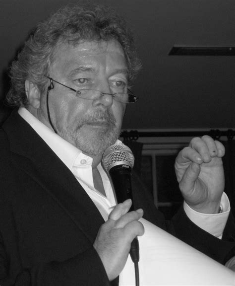 Mehr zu symptomen, diagnose, behandlung, komplikationen. JEREMY BEADLE - The King of jokes TV-host had a small hand ...