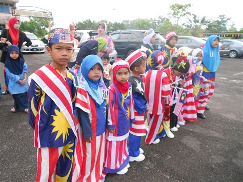 Di dalamnya juga sudah ada logo hut ri yang ke 74. SK KG Baru Rasau Kerteh 5: MAJLIS PENUTUP MERDEKA 2013