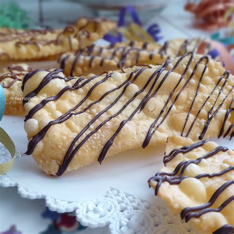 C'è stato un tempo in cui neanche indossare una meringa di tulle mi ha fatto sentire una principessa, un tempo in cui ho odiato il carnevale e quel senso di ridicolo di cui mi sentivo coperta, più del solito, intendo, un. CHIACCHIERE DI CARNEVALE CON CIOCCOLATO - i pasticci(ni ...