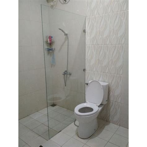 Kamar mandi kaca, banjarnegara, jawa tengah, indonesia. kaca tempered 10mm sekatan shower kamar mandi | Shopee ...